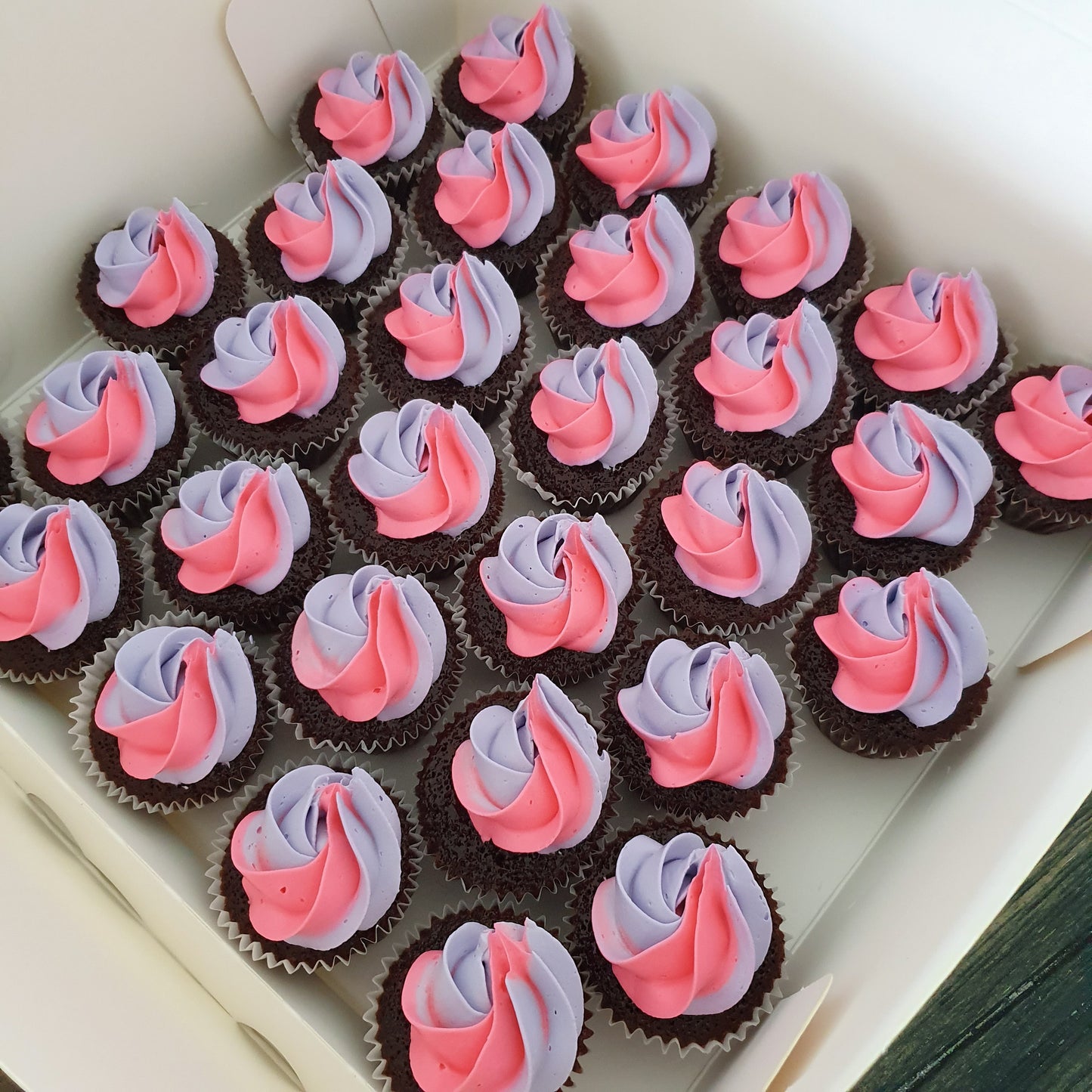 Fancy Drip Cake with Mini Cupcake Set