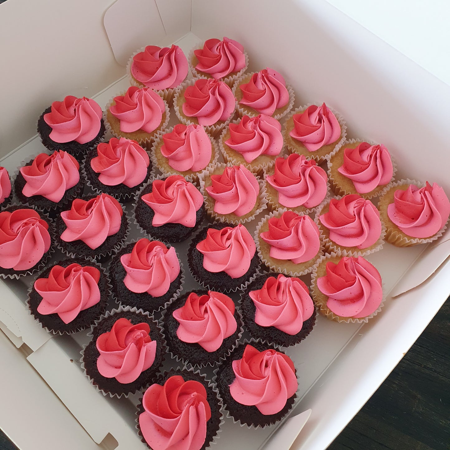 Fancy Drip Cake with Mini Cupcake Set