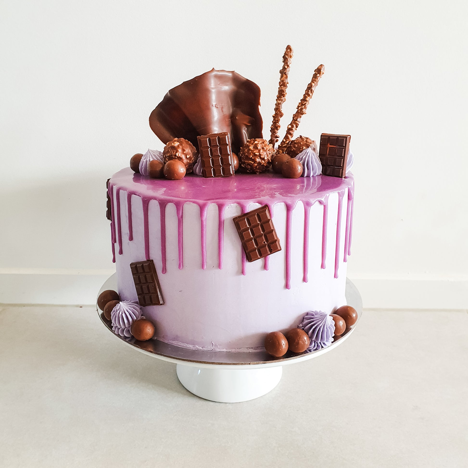 Fancy Drip Cake with Mini Cupcake Set