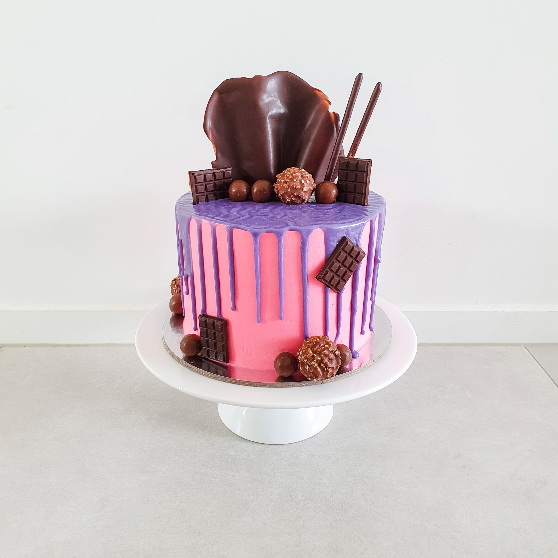Fancy Drip Cake with Mini Cupcake Set