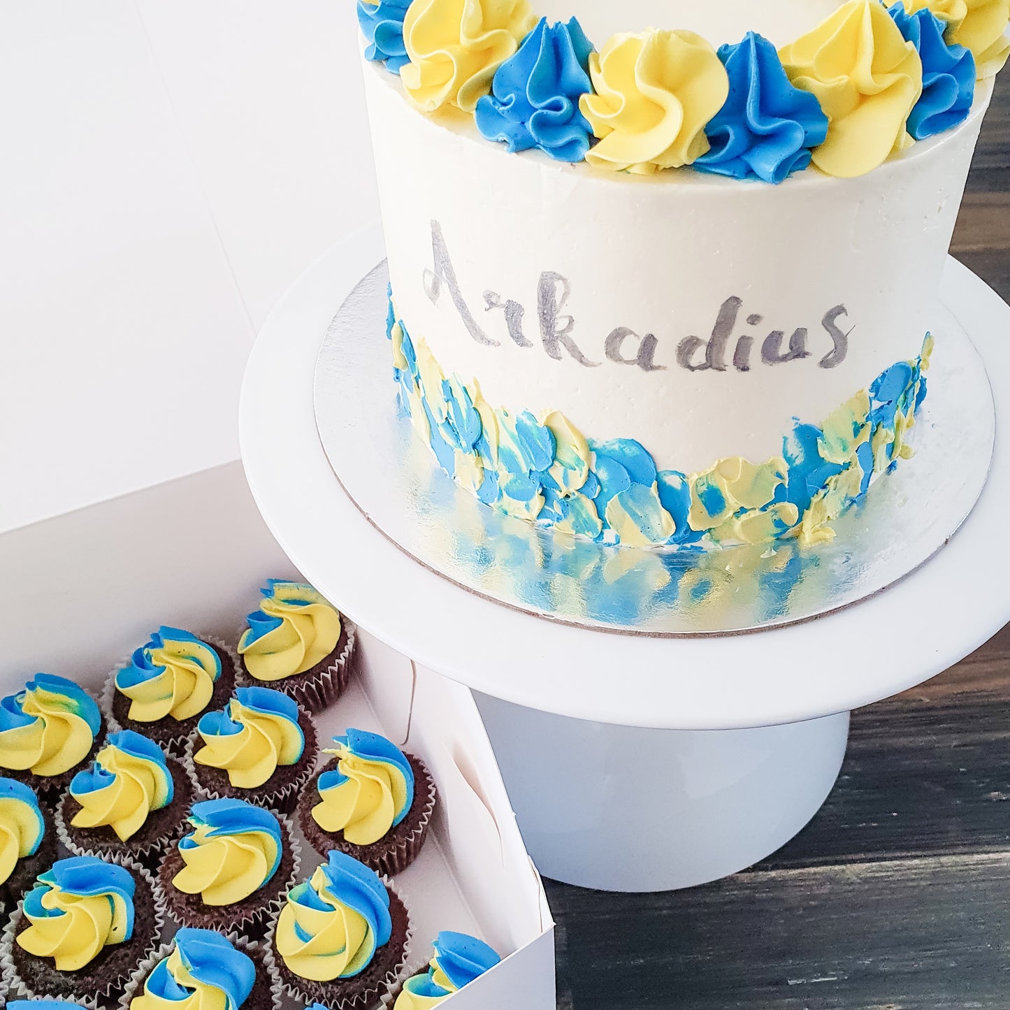 Cake and Mini Cupcake Set